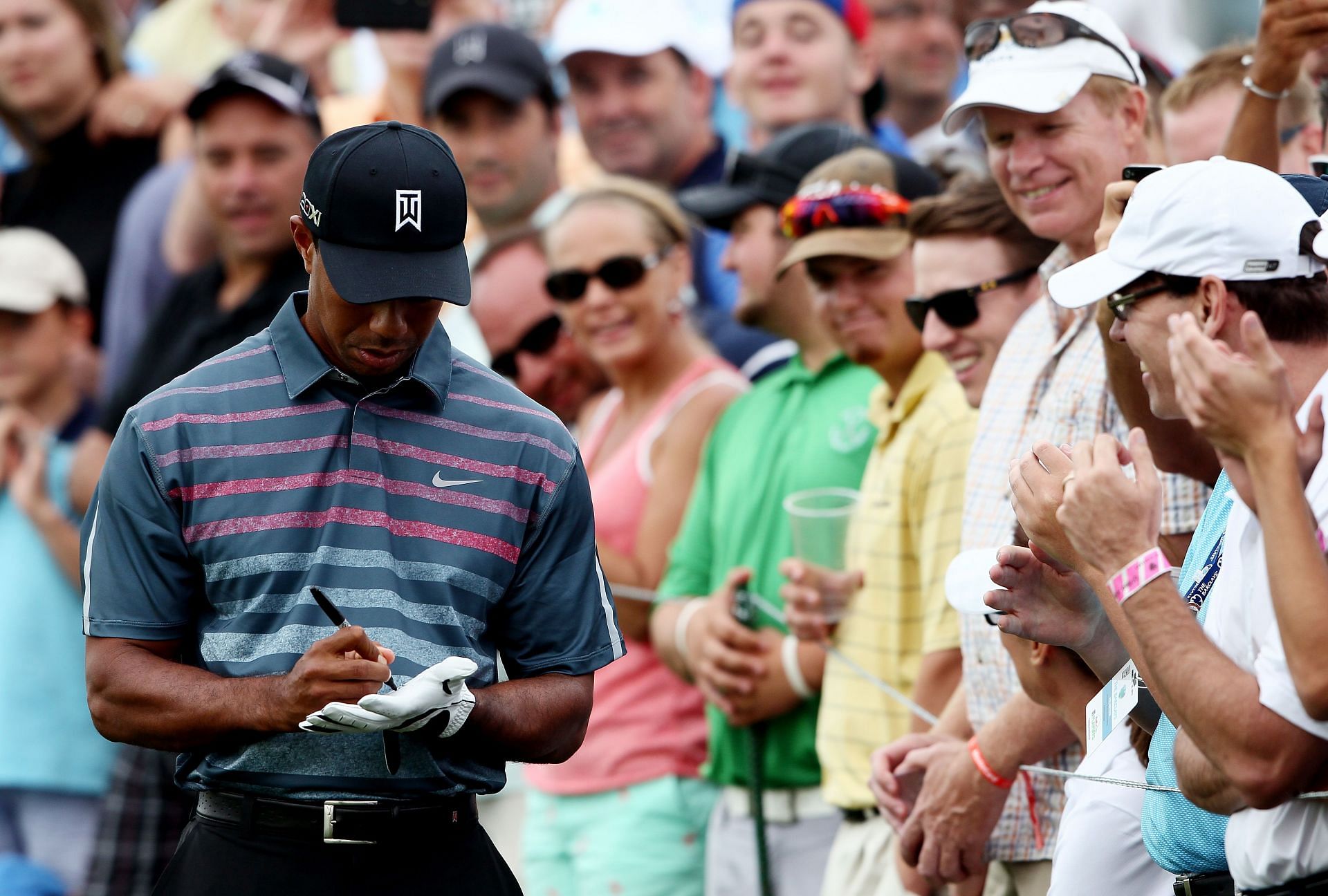 Tiger Woods Favorite Golf Glove: What Does He Use & Why?